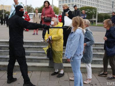 Член карательных подразделений лукашистов и протестующие, Минск, 27.09.2020. Фото: tut.by